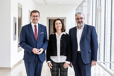 V.l.: Wirtschafts-Landesrat Markus Achleitner, Prok.in Birgit Starmayr, Institutsleitung MARKET Marktforschung, und Präsident Andreas Stangl, Arbeiterkammer OÖ © Land OÖ/Tina Gerstmair
