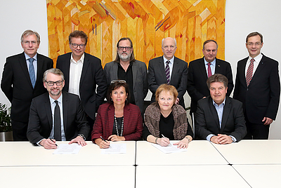 Foto der Personen die den Pakt für ARbeit unterzeichnet haben