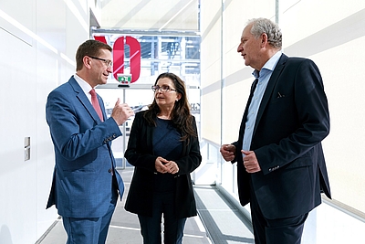 v. l.: Wirtschafts-Landesrat Markus Achleitner, Mag.a Brigitte Deu (Landesstellenleiterin Sozialministeriumservice OÖ) und Gerhard Straßer (Landesgeschäftsführer Arbeitsmarktservice OÖ). © Land OÖ/Margot Haag