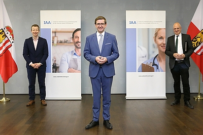 V.l.: DDr. Paul Eiselsberg, Senior Research Director IMAS International, Wirtschafts-Landesrat Markus Achleitner, Präsident des Instituts für Arbeitsforschung und Arbeitspolitik (IAA), Univ.-Prof. Dr. Wolfgang Mazal, Institutsvorstand-Stv. für Arbeits- und Sozialrecht an der Universität Wien. © Land OÖ/Ehrengruber