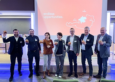 Die Zwiebel als Symbol: Eine attraktive Arbeitgeberregion zu schaffen, ist eine vielschichtige Aufgabe – darin waren sich die Vertreter:innen von sechs regionalen Initiativen beim Vernetzungstreffen in Kirchdorf einig. V. l.: Alois Gruber (steyrland – wir rocken die region!), Rene Haidlmair (worklifehub kirchdorfkrems), Barbara Ende (Lebensraum Ennstal), Daniela Zeiner (Zukunftsregion Steyr), Manfred Luger (Business Upper Austria), Karl Schwarz (Wirtschaft Steyrtal), Christoph Wiesner (Hot Spot! Innviertel). ©Business Upper Austria