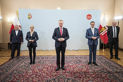 V.l.: Präsident Dr. Johann Kalliauer, Arbeiterkammer OÖ, Präsidentin Mag.a Doris Hummer, Wirtschaftskammer OÖ, Landeshauptmann Mag. Thomas Stelzer, Wirtschafts-Landesrat Markus Achleitner, und Landesgeschäftsführer Gerhard Straßer, Arbeitsmarktservice OÖ. © Land OÖ/Max Mayrhofer