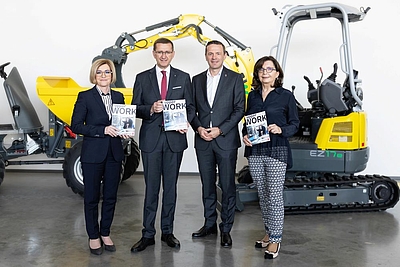 Präsentation von „upperWORK – Das neue Standortprogramm für Arbeit in Oberösterreich“ - v.l:. Iris Schmidt M.A., Landesgeschäftsführerin Arbeitsmarktservice OÖ, Wirtschafts-Landesrat Markus Achleitner, Stefan Bogner, Geschäftsführer Wacker Neuson, und Mag.a Brigitte Deu, Landesstellenleiterin Sozialministeriumservice OÖ. Fotos: Land OÖ / Margot Haag