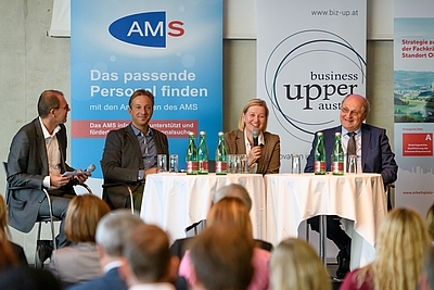 v.l.: Christian Mayer, Business Upper Austria – Fachkräfteservice, Claus Jungkunz, Betriebsservice – Sozialministeriumsservice, Maria Brunner, Abteilungsleiterin Fördermanagement im AMS OÖ, Univ.-Prof. Christoph Badelt, Leiter WIFO – Österreichisches Wirtschaftsforschungsinstitut. © cityfoto/Wolfgang Simlinger