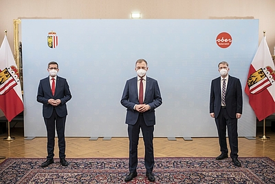 V.l.: Wirtschafts-Landesrat Markus Achleitner, Landeshauptmann Mag. Thomas Stelzer und FH-Hon.-Prof. Dr. Dr. Herwig W. Schneider, Industriewissenschaftliches Institut (IWI). © Land OÖ/Max Mayrhofer