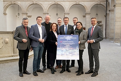 Unterzeichnung des OÖ. „Pakts für Arbeit & Qualifizierung 2023“ durch die Paktpartner und die weiteren arbeitsmarktpolitischen Stakeholder in unserem Bundesland – v. l.: Dr. Alfred Klampfer, Bildungsdirektor OÖ, Umwelt- und Klima-Landesrat Stefan Kaineder, Gerhard Straßer, Landesgeschäftsführer Arbeitsmarktservice OÖ, Mag.a Angelika Sery-Froschauer, Vizepräsidentin Wirtschaftskammer OÖ, Stefan Guggenberger, Landessekretär ÖGB OÖ, Wirtschafts-Landesrat Markus Achleitner, Mag. Ernst Stummer, Direktor-Stv. Arbeiterkammer OÖ, Mag.a Brigitte Deu, Landesstellenleiterin Sozialministeriumservice OÖ und Sozial-Landesrat Dr. Wolfgang Hattmannsdorfer. © Land OÖ/Denise Stinglmayr