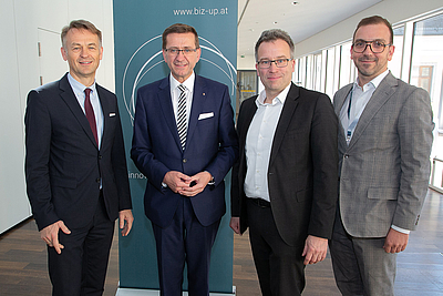 V. l.: Werner Pamminger (Geschäftsführer Business Upper Austria), Landesrat Markus Achleitner, AMS-Vorstand Johannes Kopf, Manfred Luger (Abteilungsleiter Human Capital Management, Business Upper Austria) © Cityfoto/Roland Pelzl