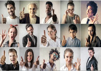 viele Personen auf einem Foto, die den Daumen hochstrecken