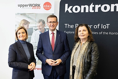 v.l.: Iris Schmidt M.A., Landesgeschäftsführerin Arbeitsmarktservice OÖ, Wirtschafts-Landesrat Markus Achleitner und Mag.a Brigitte Deu, Landesstellenleiterin Sozialministeriumservice OÖ. Foto: Land OÖ/Margot Haag