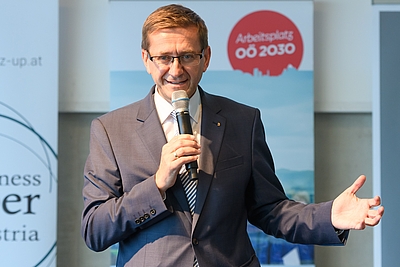 Wirtschafts-Landesrat Markus Achleitner bei der Eröffnung des Fachkongresses „Personal als zentraler Wettbewerbsfaktor“. © cityfoto/Wolfgang Simlinger