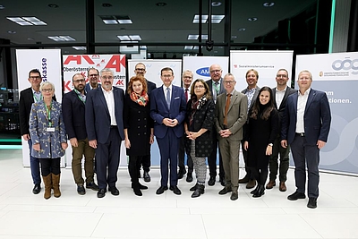 Gruppenbild mit mehr als 10 Personen: Im wage-Netzwerk arbeiten arbeitsmarktpolitische Akteure in Oberösterreich gemeinsam an Lösungsszenarien zum Thema „Arbeit und Alter“. ©Land OÖ/Doris Stinglmayr