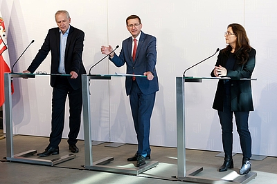 Gerhard Straßer (Landesgeschäftsführer Arbeitsmarktservice OÖ), Wirtschafts-Landesrat Markus Achleitner und Mag.a Brigitte Deu (Landesstellenleiterin Sozialministeriumservice OÖ) präsentierten den „OÖ. Pakt für Arbeit & Qualifizierung 2023“. © Land OÖ/Margot Haag