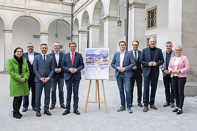 Bei der aktiven Arbeitsmarktpolitik in Oberösterreich wird von allen Beteiligten an einem Strang gezogen: Unterzeichnung des OÖ. „Pakts für Arbeit & Qualifizierung 2022“ durch die Paktpartner und die weiteren arbeitsmarktpolitischen Stakeholder in unserem Bundesland – v.l.: Mag.a Brigitte Deu, Landesstellenleiterin Sozialministeriumservice OÖ, Andreas Stangl, Präsident Arbeiterkammer OÖ, Sozial-Landesrat Dr. Wolfgang Hattmannsdorfer, Stefan Guggenberger, Landessekretär ÖGB OÖ, Wirtschafts-Landesrat Markus Achleitner, Klima-Landesrat Stefan Kaineder, DI Dr. Joachim Haindl-Grutsch, Geschäftsführer Industriellenvereinigung OÖ, Gerhard Straßer, Landesgeschäftsführer Arbeitsmarktservice OÖ, Dr. Alfred Klampfer, Bildungsdirektor OÖ, Mag.a Doris Hummer, Präsidentin Wirtschaftskammer OÖ. ©Land OÖ/Vanessa Ehrengruber
