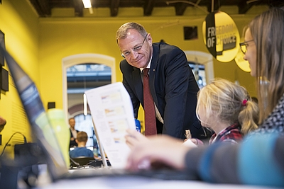 Landeshauptmann Mag. Stelzer beim CoderDojo in Steyr © Land OÖ/Max Mayrhofer