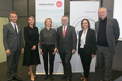 V. l.: Ing. DI (FH) Werner Pamminger (Geschäftsführer Business Upper Austria), Birgit Brunsteiner (Moderatorin Zukunftsforum Arbeitsmarkt), Mag.a Julia Moser (myAbility Social Enterprise GmbH), Prof. Dipl.-Ing. Helmut Fallmann (Vorstandsmitglied Fabasoft AG), KommRin Mag.a Angelika Sery-Froschauer (Vizepräsidentin WKOÖ), Gerhard Straßer (Landesgeschäftsführer AMS OÖ) ©cityfoto.at/Roland Pelzl
