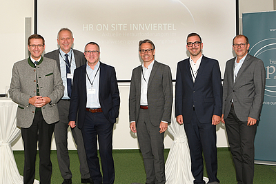 v.l.: Wirtschafts-Landesrat Markus Achleitner, Gerhard Straßer (Landesgeschäftsführer AMS OÖ), Robert Machtlinger (CEO FACC AG), René Tritscher (ABA – Work in Austria), Manfred Luger (Business Upper Austria), Christian Mayer (Business Upper Austria)