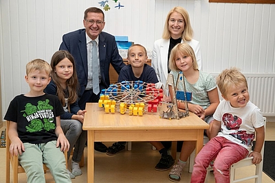 LH-Stellvertreterin Christine Haberlander und Landesrat Markus Achleitner bei der Ferienbetreuung des Pharmaunternehmens Takeda Austria GmbH an einem Kindertisch mit 5 Kindern ©Land OÖ/Daniela Sternberger