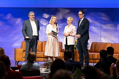 V. l.: Andreas Stangl (AK OÖ), Moderatorin Conny Dürnberger, Doris Hummer (WKOÖ), Joachim Haindl-Grutsch (IV OÖ) © Roland Pelzl/cityfoto.at  
