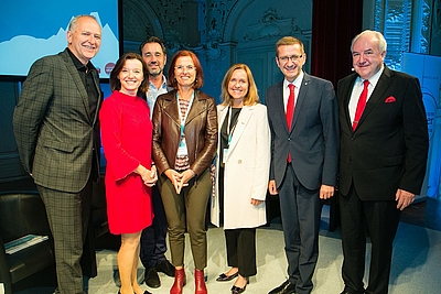 v.l.: Gerhard Straßer (Landesgeschäftsführer AMS OÖ), Moderatorin Sigrid Brandstätter, Andreas Berger (Senior Vice President HR, Rosenbauer International AG), Margit Bencic (Abteilungsleiterin Human Resources MIC Datenverarbeitung GmbH), Angelika Sery-Froschauer (Vizepräsidentin WKOÖ), Wirtschafts-Landesrat Markus Achleitner und Keynote-Speaker Axel Haitzer © Cityfoto/Roland Pelzl