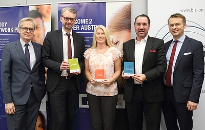 v.l.: WKOÖ-Vizepräsident DI Dr. Clemens Malina-Altzinger, Wirtschafts-Landesrat Dr. Michael Strugl, Nadja Rinder, delfortgroup AG, Mag. Andreas Berger, Rosenbauer International AG und DI (FH) Werner Pamminger, Business Upper Austria, Foto: Land OÖ/Lied