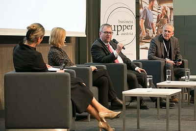 V. l.: Moderatorin Birgit Brunsteiner, Julia Moser (myAbility), Helmut Fallmann (Fabasoft), Gerhard Straßer (AMS OÖ) ©cityfoto.at/Roland Pelzl