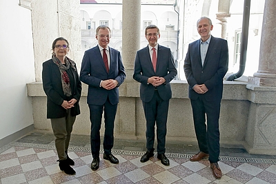 Mag.a Brigitte Deu, Landesstellenleiterin Sozialministeriumservice OÖ,  Landeshauptmann Mag. Thomas Stelzer, Wirtschafts-Landesrat Markus Achleitner und Gerhard Straßer, Landesgeschäftsführer Arbeitsmarktservice OÖ, präsentierten heute die Schwerpunkte des OÖ. „Pakts für Arbeit & Qualifizierung 2022“. ©Land OÖ/Denise Stinglmayr