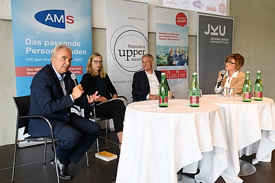 v.l.: Bernhard Winkler, geschäftsführender Gesellschafter TRESCON Betriebsberatung; Magdalena Hartl, Institut für Recht der sozialen Daseinsvorsorge und Medizinrecht, JKU Linz; Johannes M. Blätterbinder, Leiter der Abteilung HR Strategie und Steuerung, Energie AG und Geschäftsführer der Energie AG Oberösterreich Personalmanagement GmbH; Iris Schmidt, stv. Landesgeschäftsführerin AMS OÖ © cityfoto/Wolfgang Simlinger